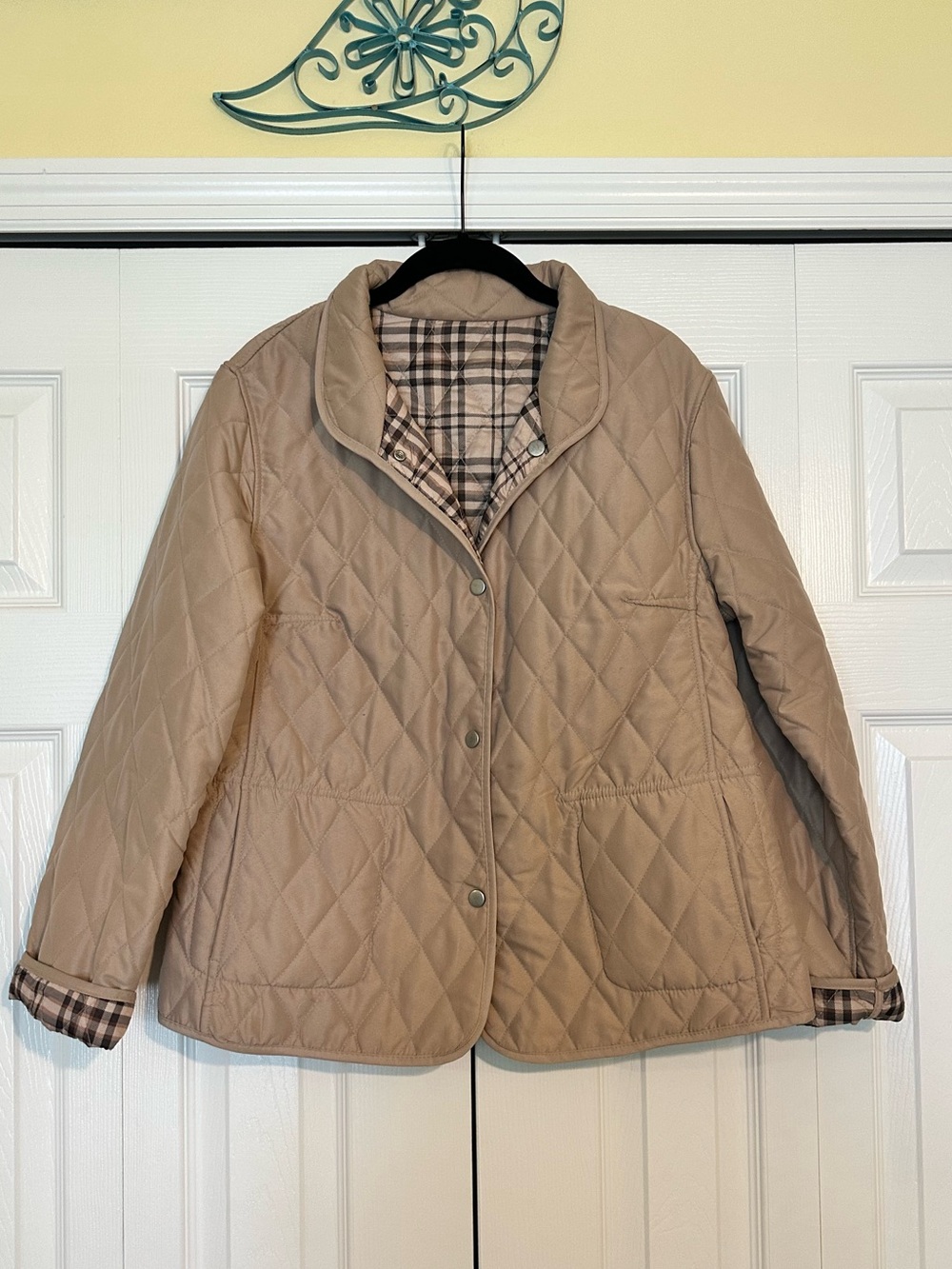 Reversible! Quilted Beige/Plaid Women's Jacket. Size medium